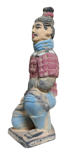 Kolorowa, antyczna statua klęczącego łucznika z terakoty 13 cm