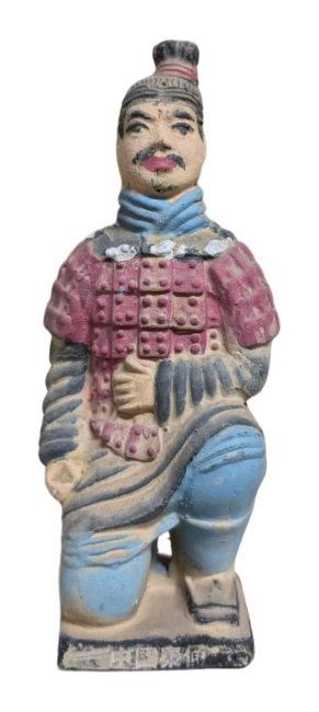 Kolorowa, antyczna statua klęczącego łucznika z terakoty 13 cm