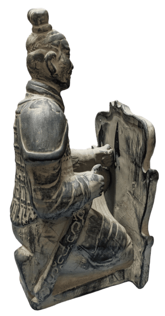 Posąg Czarnego Łucznika z klęczącą tarczą z terakoty 35 cm