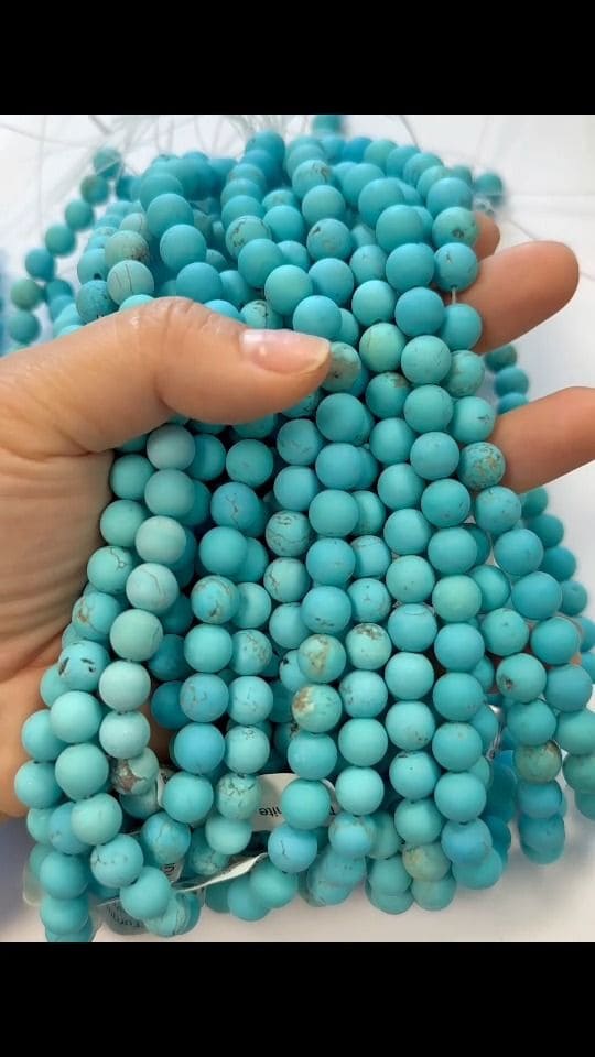 Turquénite Howlite naturalnie przyciemniany matowe koraliki 8mm na drucie 40cm